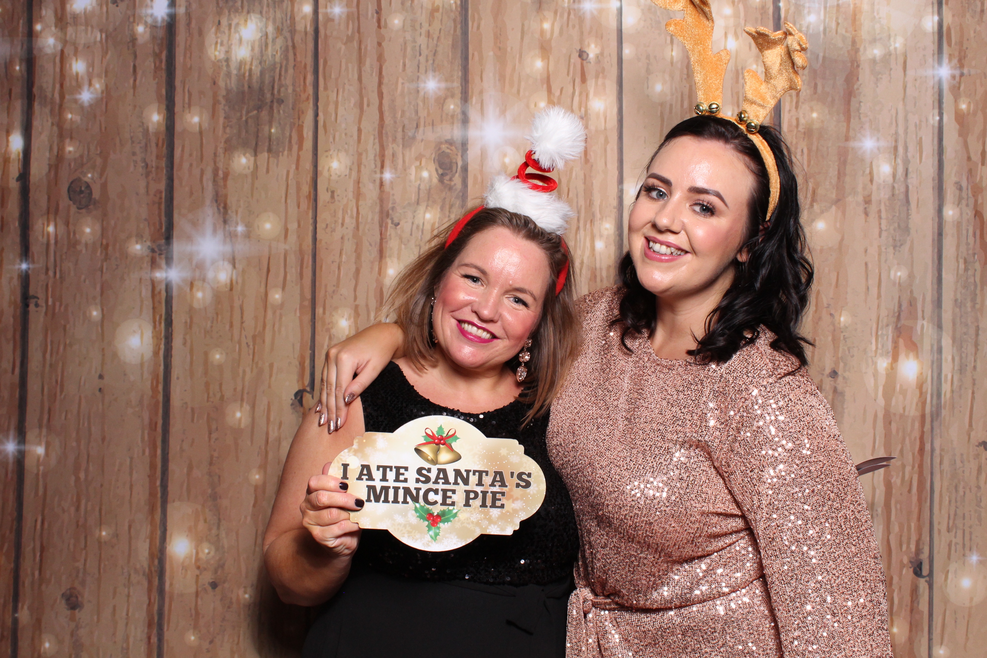 Tes Christmas party  | View more photos from the event at gallery.magicimages.uk/u/MagicImages/Tes-Christmas-party